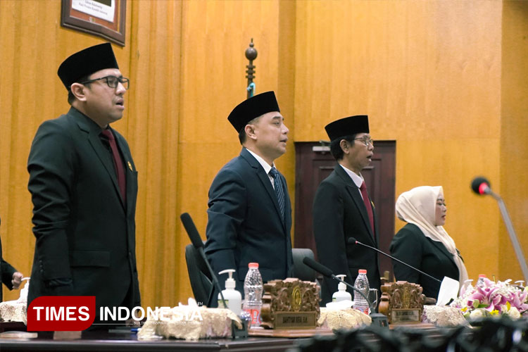 Bahtiyar Rifai (paling kiri) bersama Wali Kota Surabaya Eri Cahyadi dan pimpinan DPRD Surabaya saat rapat Paripurna. (Foto: Siti Nur Faizah/TIMES Indonesia)