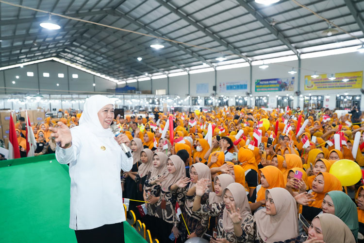 Gubernur Khofifah Serahkan Bansos Rp6,7 Miliar di Bojonegoro