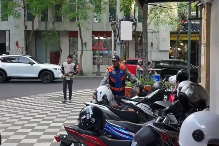 Petugas Dishub Kota Surabaya saat melakukan penataan parkir di kawasan Jalan Tunjungan. (Foto: Diskominfo Surabaya)