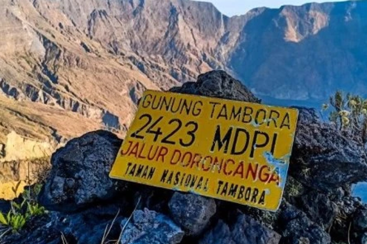 Gunung-di-Indonesia-yang-Letusannya-Menghancurkan-Dunia-Q.jpg