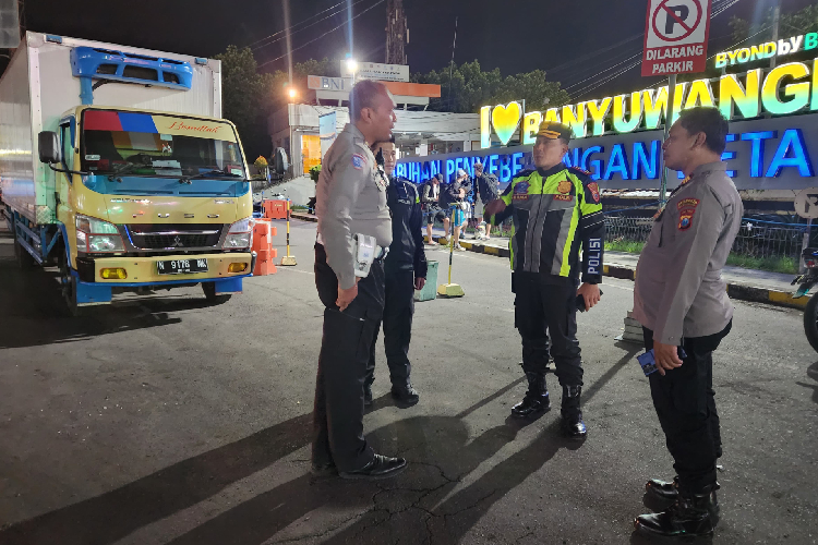 Kapolresta Banyuwangi, Kombes Pol. Rama Samtama Putra berkoordinasi untuk penguraian kepadatan kendaraan di Pelabuhan Ketapang. (Foto : Polresta Banyuwangi TIMES Indonesia)