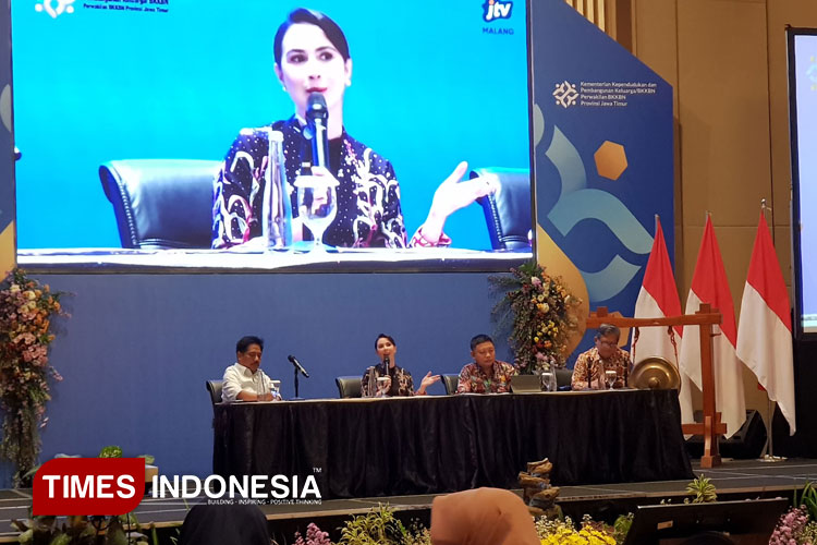 Ketua Tim Penggerak PKK Provinsi Jatim Arumi Bachsin dalam RAKORDA Program Bangga Kencana 2025 di Grand Mercure Malang, Kamis (17/7/2025). (Foto: Achmad Fikyansyah/TIMES Indonesia)