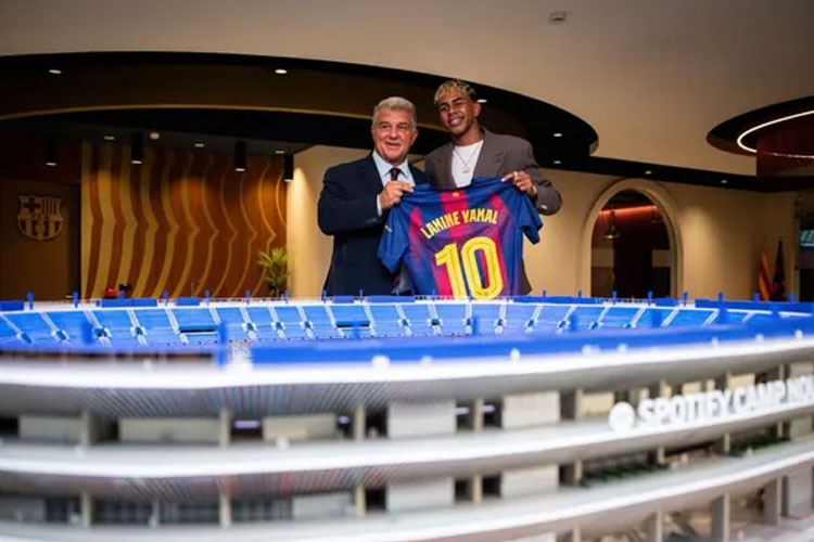 Bintang muda Barcelona Lamine Yamal akan memakai jersey nomor 10 musim ini. (Foto: FC Barcelona)