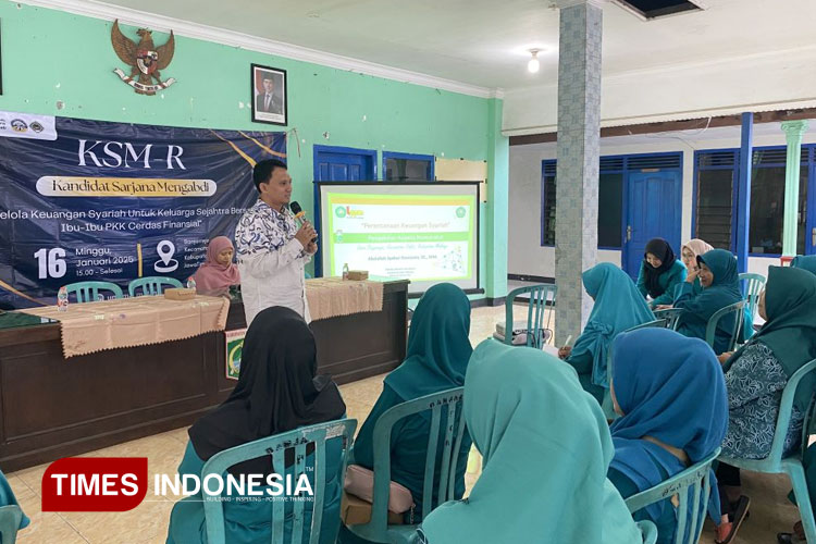 Dosen dan Mahasiswa FEB Unisma Malang melakukan pengabdian kepada masyarakat dengan memberikan penyuluhan dan pendampingan cara mengelola keuangan keluarga kepada ibu-ibu PKK Desa Banjarejo. (FOTO: AJP TIMES Indonesia)