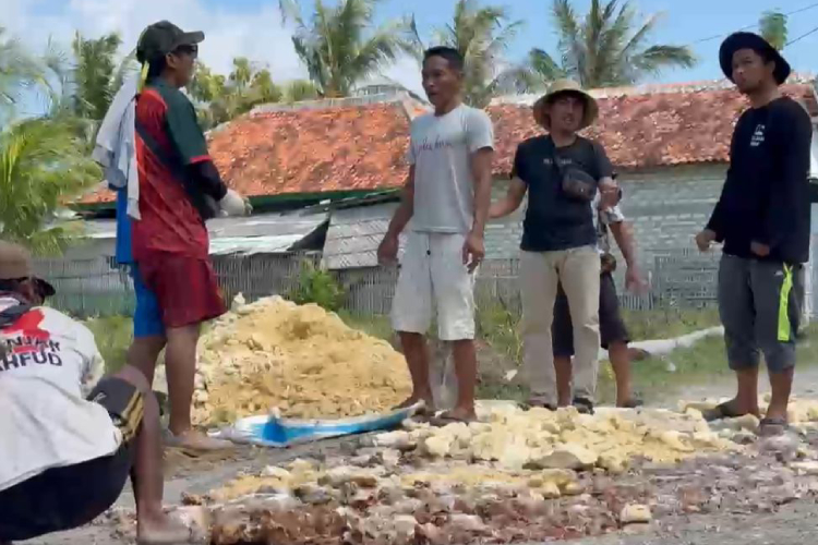 Masyarakat Raas bergotong royong perbaiki jalan rusak dari hasil swadaya masyarakat.