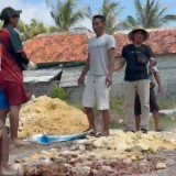 Jalan Utama Raas Rusak Parah, GP Ansor Perbaiki Lewat Swadaya Masyarakat