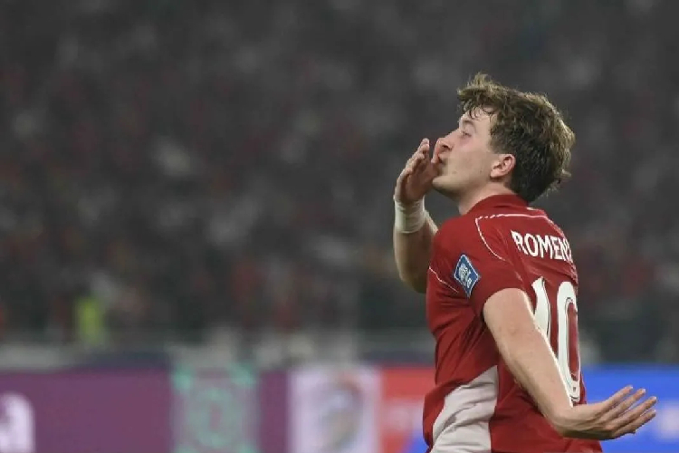 Pesepak bola Timnas Indonesia Ole Lennard Romenij melakukan selebrasi usai mencetak gol ke gawang Timnas China pada pertandingan Kualifikasi Piala Dunia 2026 putaran ketiga Grup C di Stadion Utama Gelora Bung Karno, Jakarta, Kamis (5/6/2025). ANTARA