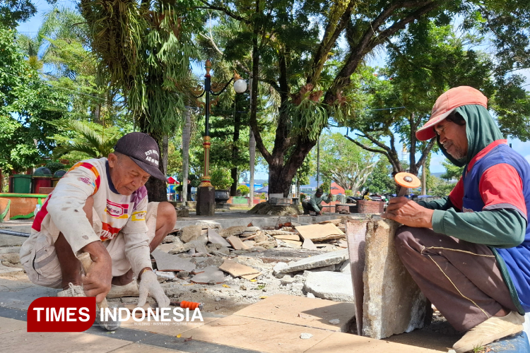 Sempat Kena Efisiensi Anggaran, Rehabilitasi Trotoar Utara Alun-alun Pacitan Dikerjakan Lagi