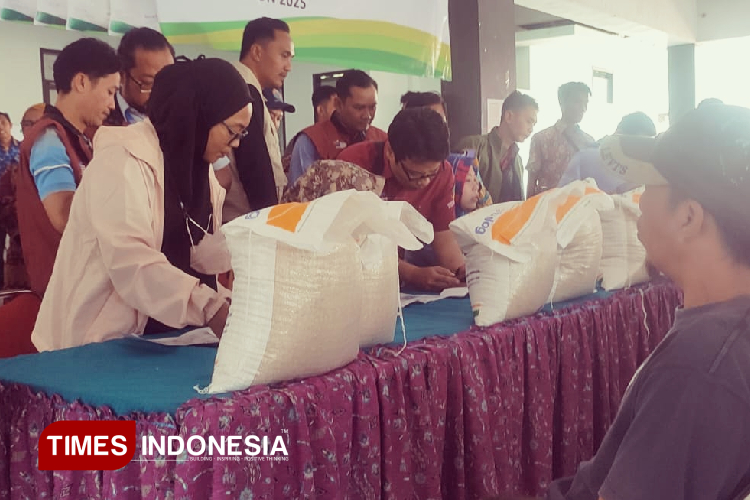 Bulog dan Pemkab Jember Mulai Salurkan Bantuan Pangan Beras Medium 20 Kilogram Per KK
