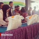 Bulog dan Pemkab Jember Mulai Salurkan Bantuan Pangan Beras Medium 20 Kilogram Per KK