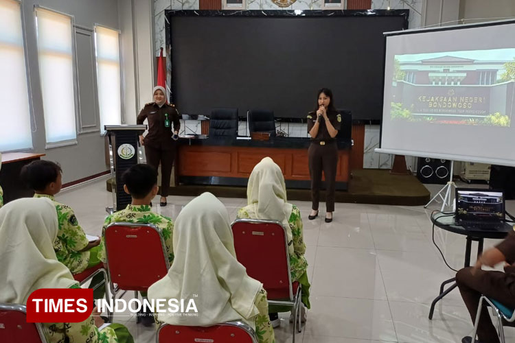 Siswa Baru di Bondowoso Diajak Sowan ke Makam Ki Ronggo
