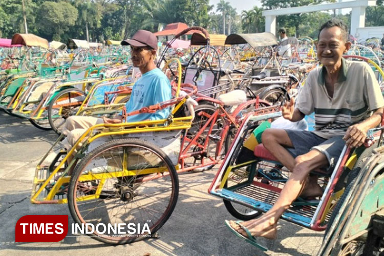 Ratusan Abang Becak Gresik dapat Perhatian