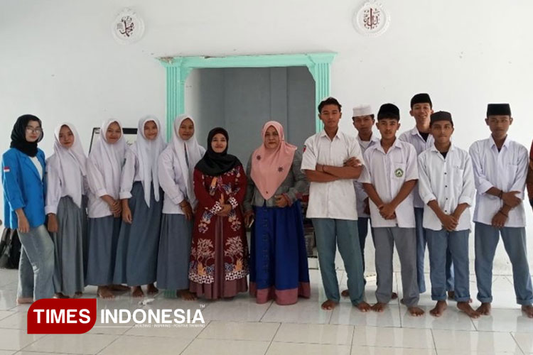 Para dosen Polije saat memberikan keterampilan dasar bahasa Inggris terhadap siswa SMKSI Darul Istiqomah Jember. (Foto : Humas Polije / TIMES Indonesia)