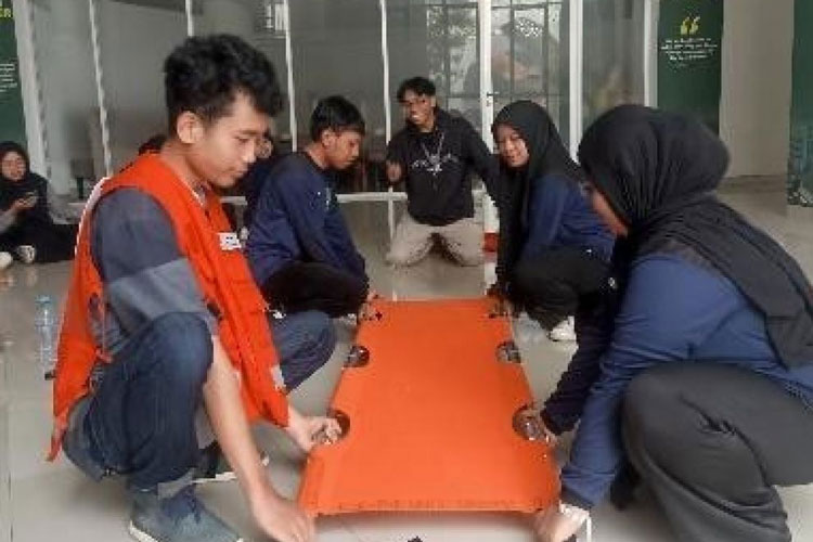 Praktik mengenali fungsi dan cara penggunaanya peralatan pertolongan pertama. (FOTO: AJP TIMES Indonesia)