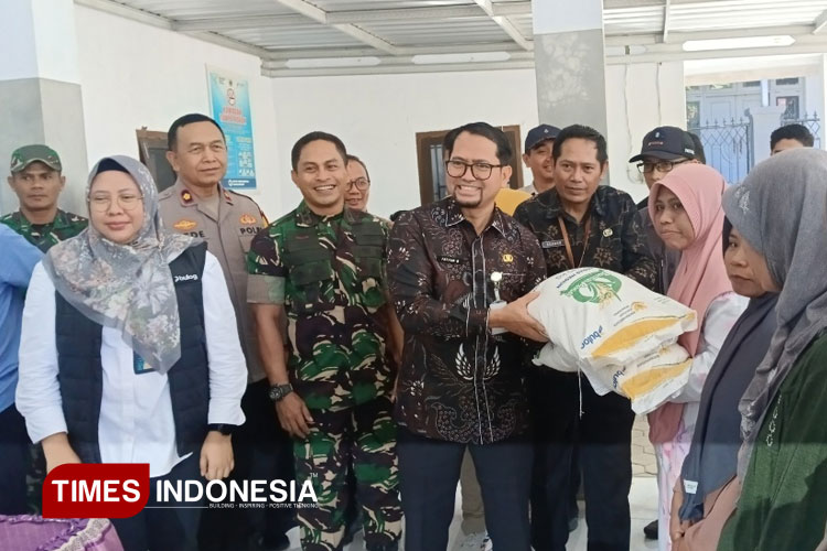 Sumringah Terima Bantuan Pangan Beras, Warga Bondowoso: Cukup hingga Sebulan