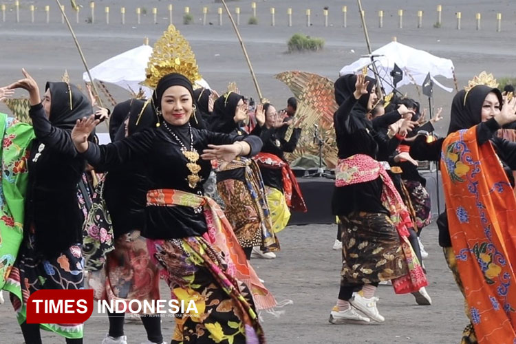 Usai Dikenakan dr Evariani di Eksotika Bromo 2025, Batik Larasati Diborong Istri Kapolda Jatim