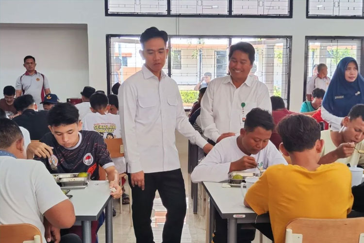 Wakil Presiden Gibran Rakabuming Raka meninjau Sekolah Rakyat Sentra Terpadu Prof. Dr. Soeharso di Solo, Jawa Tengah, Jumat (18/7/2025). (FOTO: ANTARA)