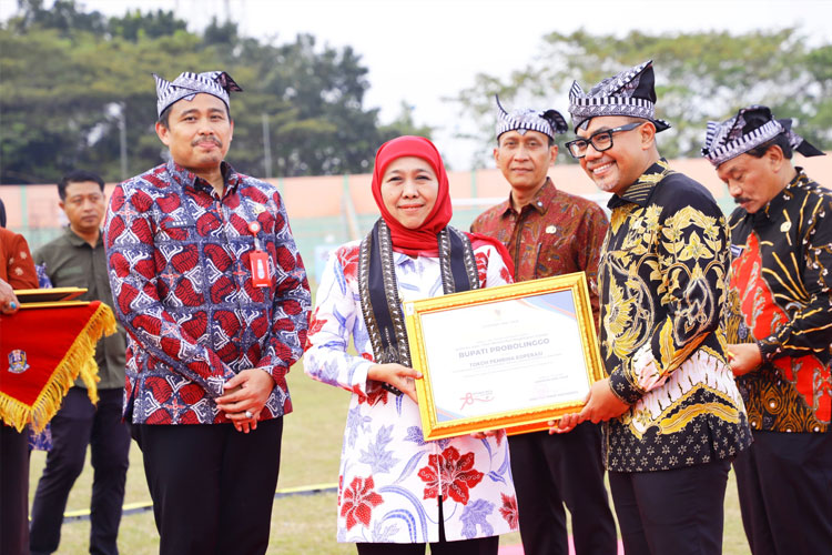 Bupati Probolinggo Terima Penghargaan Tokoh Pembina Koperasi dari Gubernur Jatim