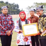 Bupati Probolinggo Terima Penghargaan Tokoh Pembina Koperasi dari Gubernur Jatim