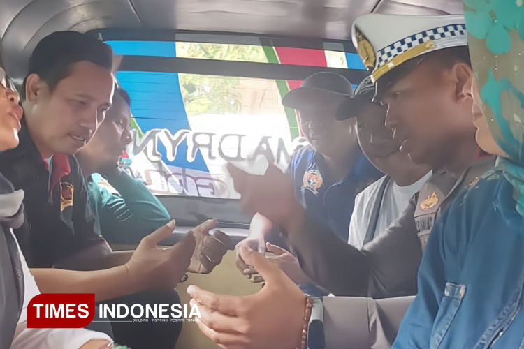 Dialog di Angkot, Inovasi Humanis Polres Majalengka dalam Edukasi Kamtibcarlantas
