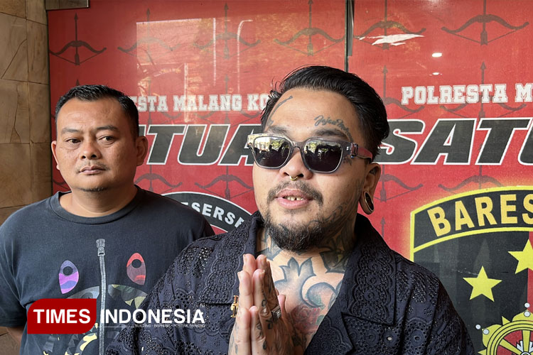 King Abdi saat ditemui awak media usai diperiksa polisi soal konten promosi toko miras. (Foto: Rizky Kurniawan Pratama/TIMES Indonesia)