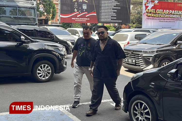 Konten kreator King Abdi saat datang ke Polresta Malang Kota. (Foto: Rizky Kurniawan Pratama/TIMES INDONESIA)