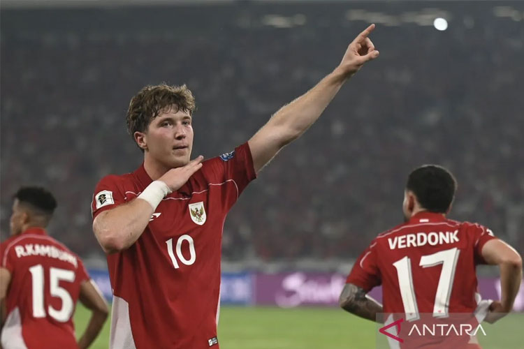 Ole Lennard Romenij melakukan selebrasi usai mencetak gol ke gawang Timnas China pada pertandingan Kualifikasi Piala Dunia 2026 putaran ketiga Grup C di Stadion Utama Gelora Bung Karno, Jakarta, Kamis (5/6/2025). (ANTARA FOTO/Bayu Pratama S)