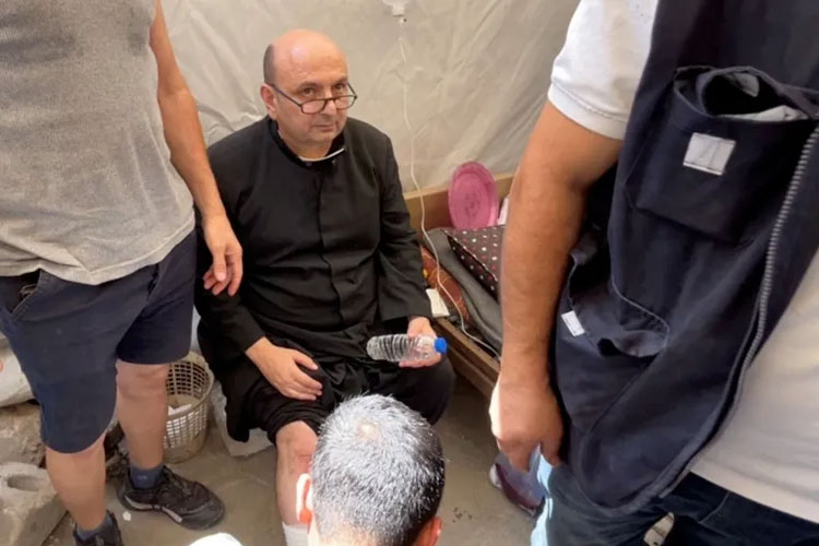 Pastor paroki Gereja Keluarga Kudus, Pastor Gabriele Romanelli, menerima perawatan medis setelah mengalami cedera ringan di bagian kaki akibat serangan Israel terhadap gereja tersebut di Kota Gaza. (Foto:Dawoud Abu Alkas/Reuters)