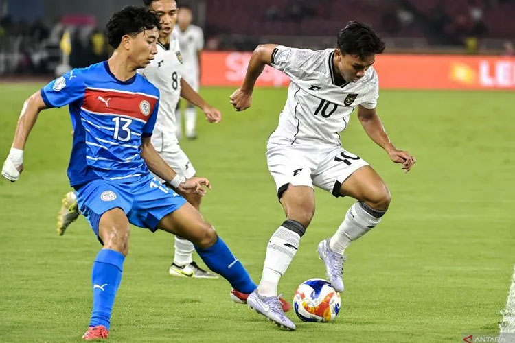 Pemain Timnas Indonesia Arkhan Fikri (kanan) berebut bola dengan pemain Filipina Zachary Taningco dalam pertandingan penyisihan Grup A Piala AFF U-23 2025 di Stadion Utama Gelora Bung Karno (SUGBK), Senayan, Jakarta, Jumat (18/7/2025). (FOTO: ANTARA)