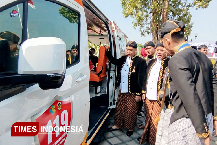 Peninjauan mobil siaga dan ambulance VViP oleh Bupati dan Wakil Bupati Madiun usai upacara peringatan Hari Jadi ke-457 Kabupaten Madiun. (FOTO: Yupi Apridayani/TIMES Indonesia)