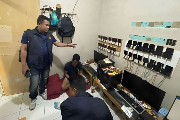 Penyidik dari Dittipidum Bareskrim Polri menggerebek salah satu tempat yang dijadikan lokasi kejahatan jaringan perjudian online (judol) internasional Kamboja dan China. (ANTARA/HO-Dittipidum Bareskrim Polri)