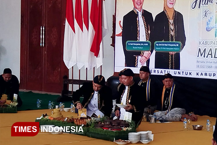 Potong-tumpeng-dan-makan-bersama.jpg