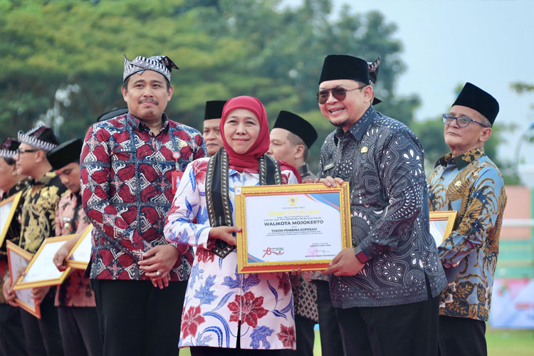 Wali Kota Mojokerto Terima Penghargaan Tokoh Pembina Koperasi dari Gubernur Jatim