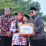 Wali Kota Mojokerto Terima Penghargaan Tokoh Pembina Koperasi dari Gubernur Jatim