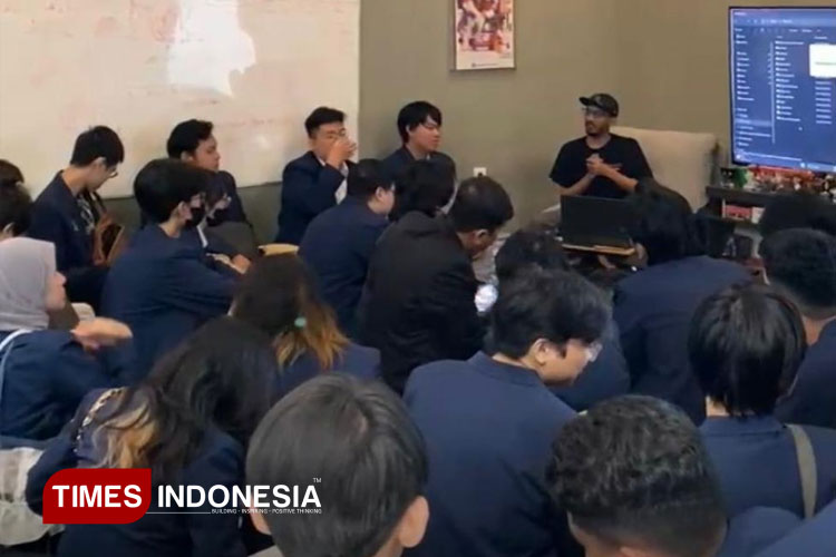 Roleplay Studio saat memaparkan materi. (FOTO: Apprilia M dan Ghania A/AJP TIMES Indonesia)