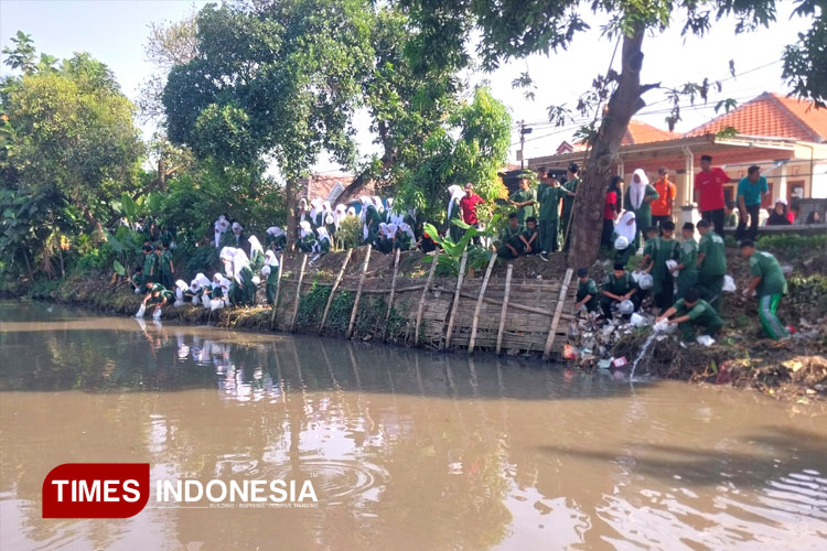 MPLS SMK YPM 8 Sidoarjo Ditutup dengan Aksi Bersih Sungai dan Tebar Bibit Ikan