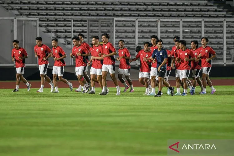 Pemain Timnas Indonesia berlatih ringan di stadion GBK, Kamis (17/7/2025) sebagai persiapan melawan Filipina untuk laga kedua Grup A Piala AFF U-23 2025, Jumat (18/7/2025) malam nanti. (Foto: Antara/Muhammad Adimaja)