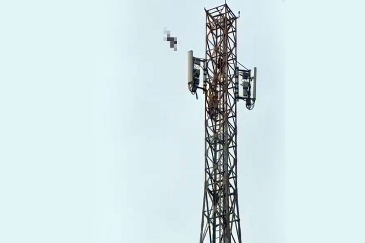 Aksi Nekat Pria Cianjur Terjun Bebas dari Tower Puluhan Meter
