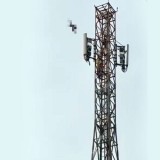 Aksi Nekat Pria Cianjur Terjun Bebas dari Tower Puluhan Meter