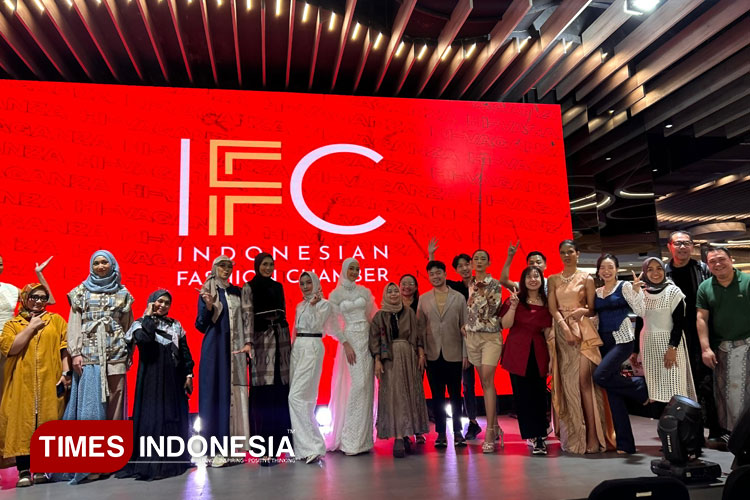Foto 1 : Para desainer yang menampilkan koleksi busana dalam ajang Soerabaia Fashion Trend 2026 di Ciputra World Mall, Jumat (18/7/2025) (Foto: Lely Yuana/TIMES Indonesia)