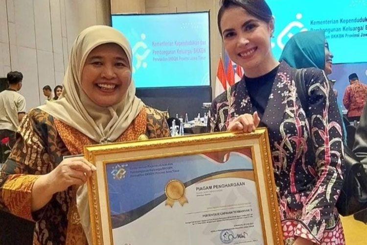 Kepala Dinas Sosial P3AKB Bondowoso Anisatul Hamidah saat menerima penghargaan (FOTO: Dokumen pribadi)