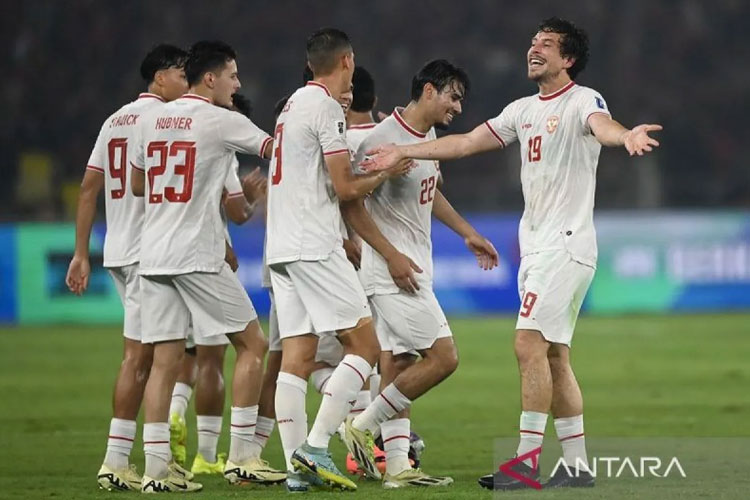 Timnas Indonesia Thom Jan Haye (kanan) berselebrasi dengan rekannya usai mencetak gol ke gawang Timnas Filipina dalam laga lanjutan Grup F Kualifikasi Piala Dunia 2026 zona Asia, di Stadion Gelora Bung Karno, Jakarta, Selasa (11/6/2024). (ANTARA)