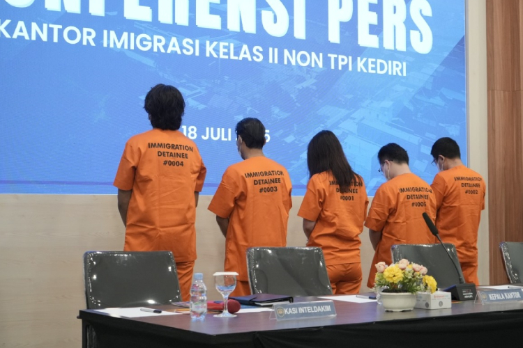 Lima WNA Diamankan Kantor Imigrasi Kediri