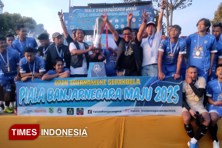 Bang Ali Mahmudi selaku manajer kesebelasan AMF FC dan para pemain merayakan kemenangan. (FOTO: Muchlas Hamidi/TIMES Indonesia)