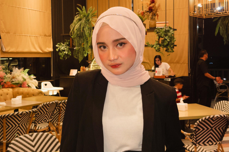 Hijab dan Elegansi, Kiprah Atla Sastro di Panggung Modeling Pontianak