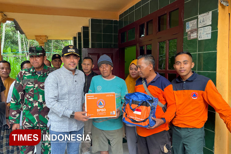 Bupati Probolinggo Turun Langsung Temui Warga Terdampak Gempa di Tiris