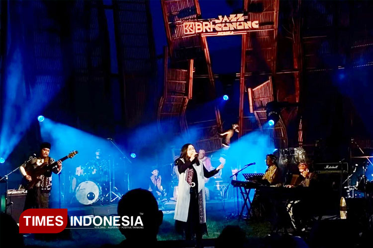 Kua Etnika suguhkan harmoni gamelan dan jazz kontemporer di panggung terbuka Jazz Gunung Bromo 2025. (FOTO: Ryan H/TIMES Indonesia)