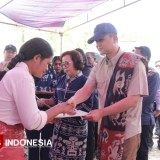 Menteri Transmigrasi Serahkan 400 Sertifikat Hak Milik untuk Warga Translok Sumba Timur