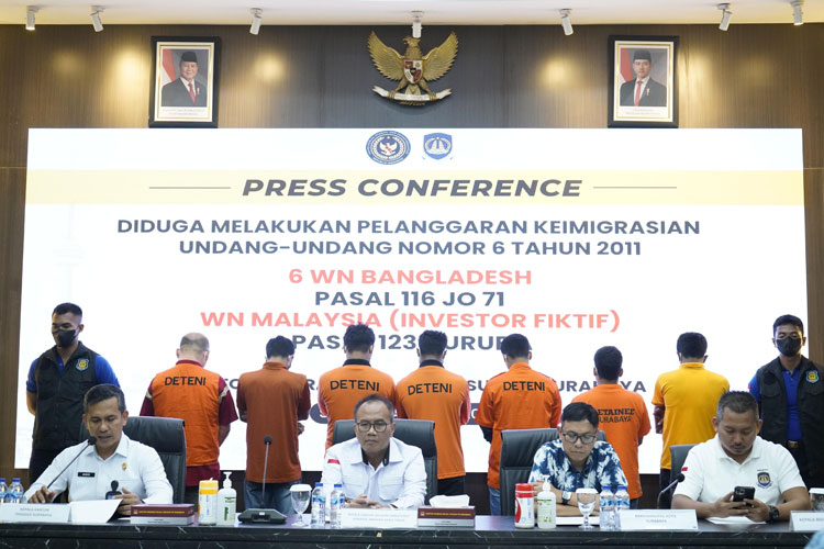Kantor Imigrasi Kelas I Khusus TPI Surabaya di Sidoarjo saat pers rilis penangkapan 7 WNA hasil Operasi Wirawaspada selama dua hari, 15–16 Juli 2025. (foto: Imigrasi Surabaya)