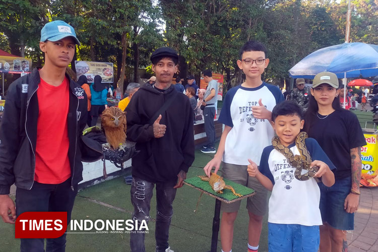 Panji bersama teman komunitas, dan anak-anak pengunjung yang menyukai binatang reptil berfoto bersama (Dok.Foto: TIMES Indonesia - Djarot)